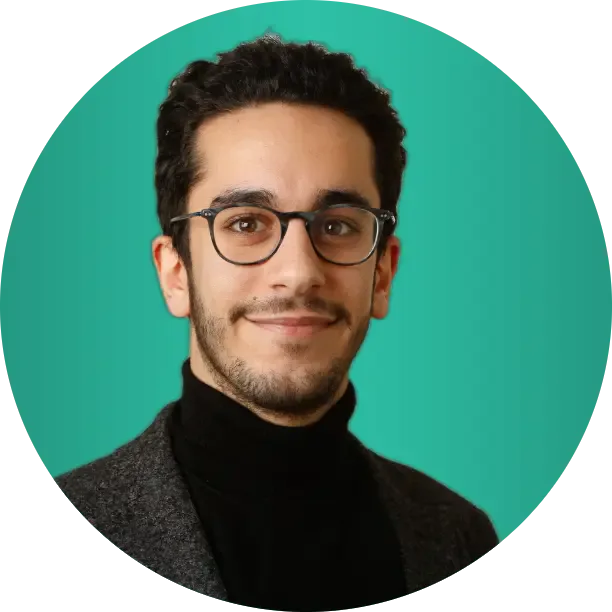 Portrait d'un homme souriant portant des lunettes sur fond vert