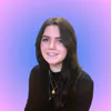 Portrait d'une personne aux cheveux bruns sur un fond dégradé rose et violet