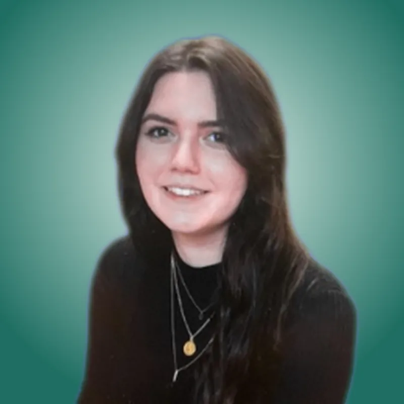Portrait d'une femme souriante aux cheveux longs bruns sur fond vert